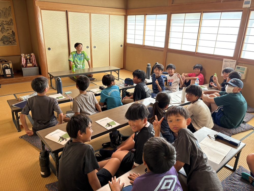川崎竜聖選手の講演を聞く子どもたち
