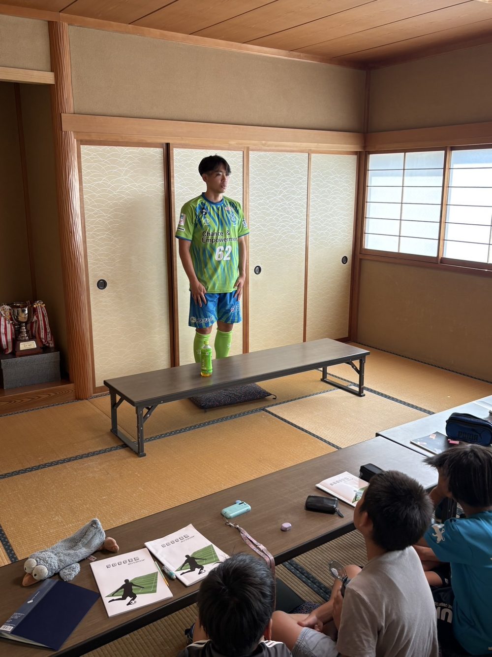 サインをする川崎竜聖選手