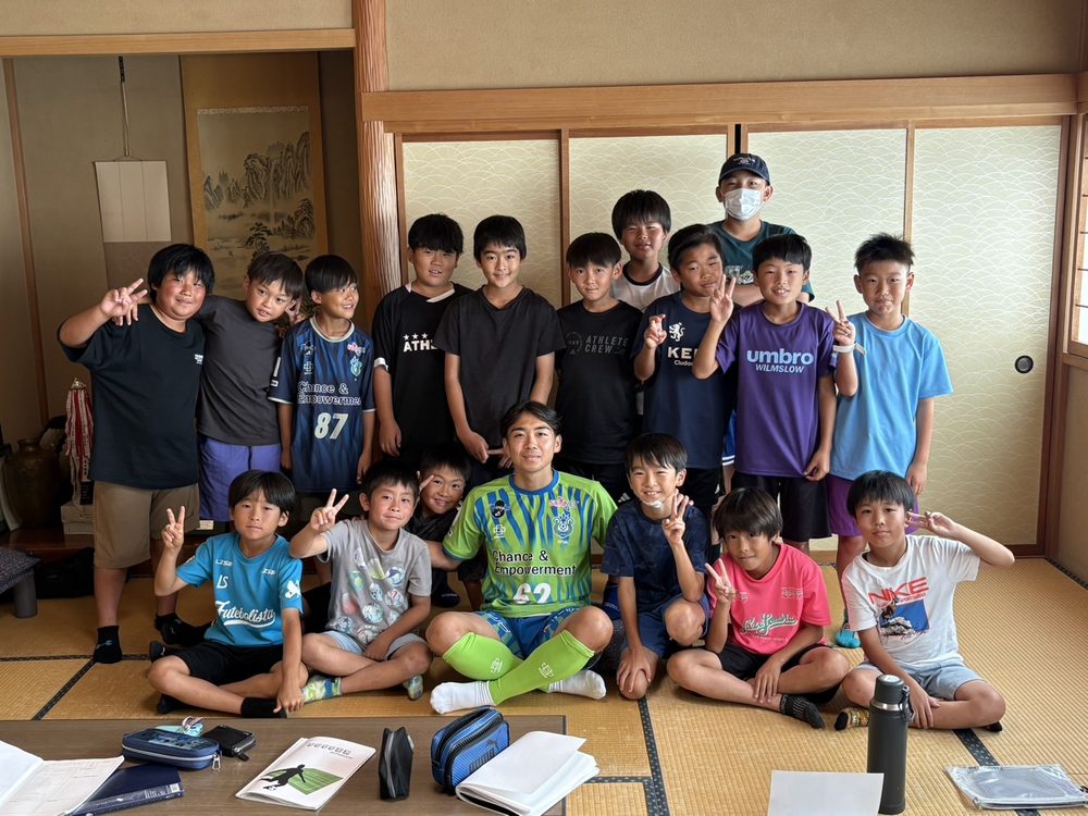 子どもたちにサインする川崎竜聖選手