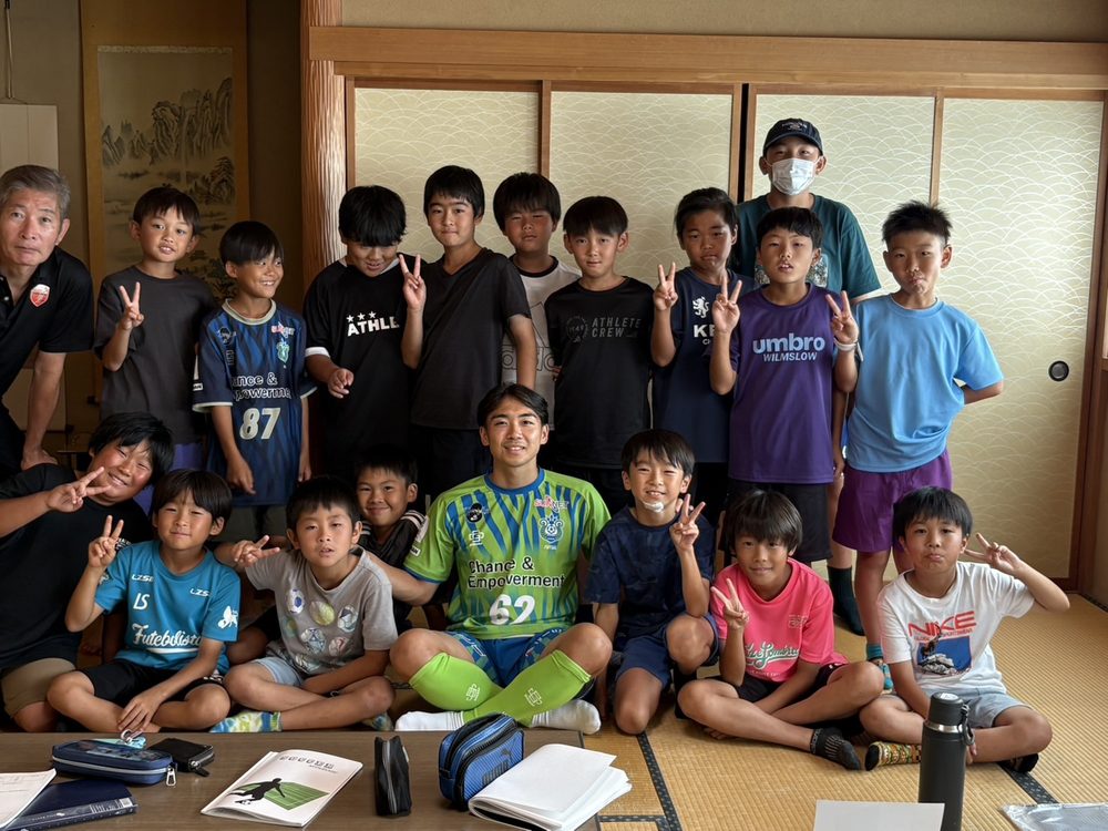川崎竜聖選手と矢作SCの子どもたち集合写真